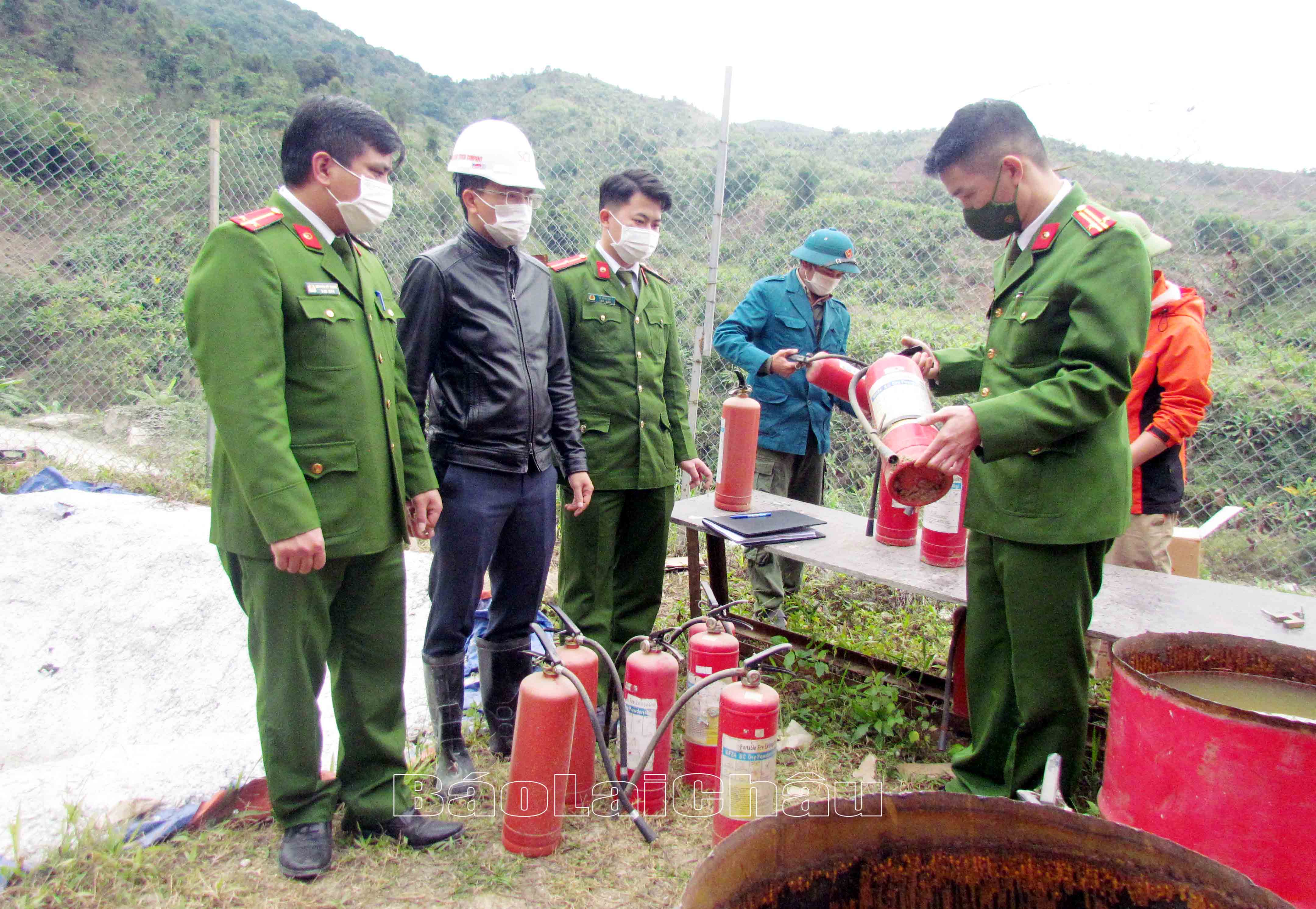 Lực lượng công an huyện Phong Thổ kiểm tra bình chữa cháy tại kho chứa vật liệu nổ của Dự án Thủy điện Nậm Lụm 1.